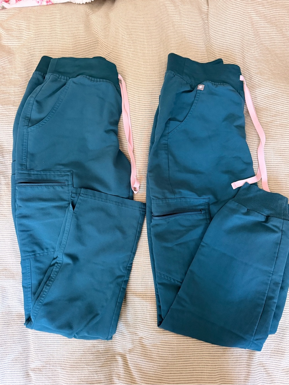 Figs size XS Top and 2 Pants Set - Picture 5 of 9